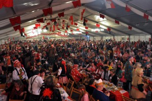 1500 Närrinnen und Narren kamen zur großen Karnevalssitzung nach Kalscheuren. Bild: Hilfsgruppe Eifel