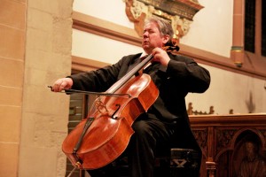 Der bekannte Düsseldorfer Cellist Thomas Beckmann kam zum Benefizkonzert nach Euskirchen. Bild: Carsten Düppengießer