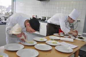 Die elf besten Koch-Azubis des Landes NRW traten in Kall zum zweitägigen Wettbewerb um die Teilnahme am Bundesentscheid in Frankfurt an. (Bild: Reiner Züll)