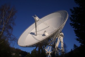 Vom Radioteleskop Effelsberg aus gewinnen Forscher Erkenntnisse über das  Universum. Bild: Norbert Junkes/MPIfR