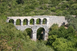 Römische Aquädukte, wie hier bei Ephesus, demonstrieren die große Ingenieurskunst antiker Baumeister. Bild: Klaus Grewe