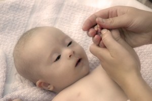Massagetechniken bei Babys sollen in dem Caritas-Kursus vermittelt werden. Bild: Tameer Gunnar Eden/Eifeler Presse Agentur/epa