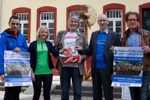 Die Organisatoren und Sponsoren wollen Peter Borsdorff (Mitte) bei seiner Aktion „Running for Kids“ unterstützen. Bild: Denise Radermacher/Eifeler Presse Agentur/epa