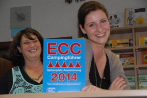 Helga Wieliki (v.l.) und Yvonne Züll, Mitarbeiterinnen in der Rezeption, freuen sich über die Auszeichnung des ECC. Bild: privat