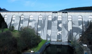 Mit diesem monumentalen Werk auf der Mauer der Oleftalsperre wurde Klaus Dauven auch in der Eifel bekannt. Bild (Ausschnitt): Max Busch
