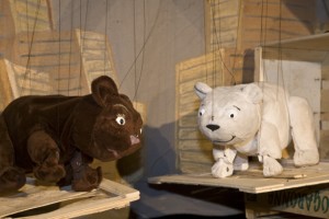 Das Figurentheater „spielbar“ zeigt die aufregenden Abenteuer von „Lars, der kleine Eisbär“. Bild: Tameer Gunnar Eden/Eifeler Presse Agentur/epa