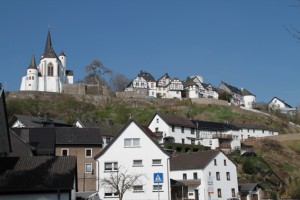 Der mittelalterliche Burgbering von Reifferscheid ist jetzt wieder deutlich zu erkennen. Bild: Michael Thalken/Eifeler Presse Agentur/epa