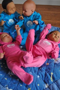 Mit diesen Säuglings-Simulatoren soll junge Menschen erahnen könen, was es heißt, "Papa" oder "Mama" zu sein. Bild: Carsten Düppengießer