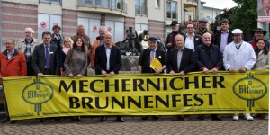 Heinz Schmitz (Mitte mit Mütze) organisiert das Mechernicher Brunnenfest, welches in diesem Jahr zum 20. Mal veranstaltet wird. Foto: Reiner Züll