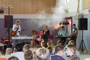 Mit wechselnden Sängerinnen sorgte die schuleigene Band für den musikalischen Rahmen der Feier. Bild: Tameer Gunnar Eden/Eifeler Presse Agentur/epa