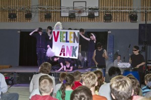 Mit einer Tanz- und Trommelperformance bedankten sich die Schüler für die Fördergelder. Bild: Tameer Gunnar Eden/Eifeler Presse Agentur/epa