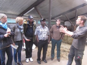 Besuch auf dem Bergfelder Hof Niederbettingen: Austausch der Gäste aus Burkina Faso mit dem Landwirt René Blum (r.). Bild: Andreas Paul