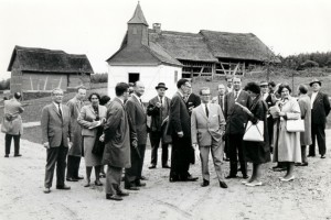 Dieses Bild zeigt Dr. Adelhard Zippelius (mittig im dunklen Anzug im Seitenprofil) bei einem Pressetermin anlässlich der Eröffnung des Rheinischen Freilichtmuseums Kommern im Jahre 1961. Bild: LVR 