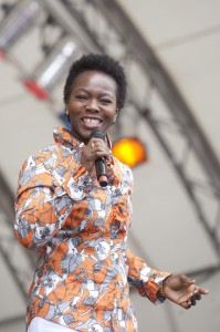 Sängerin Bwalya Chimfwembe entwaffnet die Zuhörer im Handumdrehen. Bild: Tameer Gunnar Eden/Eifeler Presse Agentur/epa