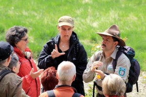 Seit 2007 werden im Nationalpark Eifel Rangertouren auch in die Gebärdensprache übersetzt. Insgesamt nahmen bisher 672 Besucher daran teil. Bild: Nationalparkverwaltung Eifel