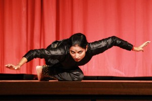 2010 war die Indische Tanzgruppe Nrityavani schon einmal in der Eifel. Dieses Foto entstand bei einem Auftritt in Mechernich. Bild: Michael Thalken/epa