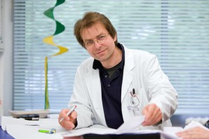 Dr. Aram Prokop informiert in der Dachlammer der Energie Nordeifel über die Arbeit on der Kölner Onkologie. Bild: Uwe Völkner / FOX für Kliniken der Stadt Köln gGmbH