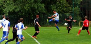 Gegen die Kicker der SG Marmagen-Nettersheim (blau-weiß) hatten die Spieler der SG Ländchen-Sieberath keine Chance. Foto:Reiner Züll