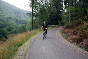 Die Fahrradtour Richtung Erkensruhr und Einruhr lässt sich nun auf einem befahrbaren Fahrradweg entlang des Sauerbachs genießen.  Bild: M. Höller/ Nationalparkverwaltung Eifel
