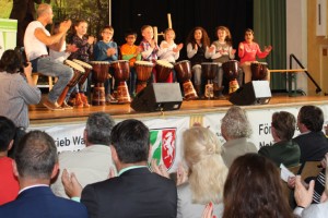 Für kurzweilige Unterhaltung und Begeisterung sorgte unter anderem die Kindertrommelgruppe der Grundschule Nideggen. Bild: Annette Simantke