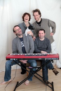 Hatten bei der Aufnahme im eigenen Tonstudio viel Spaß: Das Pia Fridhill-Quartett mit dem Vierbeiner Emma. Bild: Michael Thalken/Eifeler Presse Agentur/epa