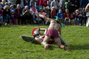 In Nettersheim wollen Gladiatoren um Ruhm und Ehre kämpfen. Bild: Tameer Gunnar Eden/Eifeler Presse Agentur/epa