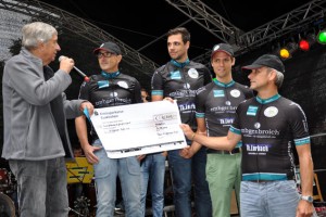 Die 24-Stunden-Radler vom Nürburgring übergaben einern  Spendenscheck über 12.000 Euro. Foto: Reiner Züll