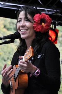 Die hawaiianische Sängerin Anjj Lee sang Lieder aus ihrer Heimat. Die bekannte Künstlerin hatte sich selbst für den Auftritt angeboten. Bild: Reiner Züll