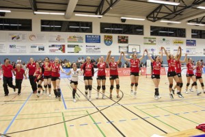 Begeistert bedankten sich die Volleyballerinnen bei den Fans für die Unterstützung. Bild: Tameer Gunnar Eden/Eifeler Presse Agentur/epa