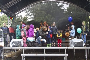 Kinderliedermacher Uwe Reetz sorgte auf der Kinderkirmes für gute Laune trotz Regenwetters. Bild: Tameer Gunnar Eden/Eifeler Presse Agentur/epa