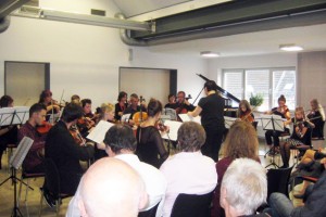 Zahlreiche Besucher kamen zum Konzert der Musikschule Schleiden in die Dachkammer der Energie Nordeifel. Bild: Elisabeth Geschwind
