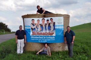 Das Oktoberfest in Lorbach ist bereits ausverkauft. Auch an der Abendkasse wird es keine Tickets mehr geben, teilen die Organisatoren Manfred Kreuser (rechts) und Hermann Josef Koch (links) mit. (Bild: Reiner Züll)