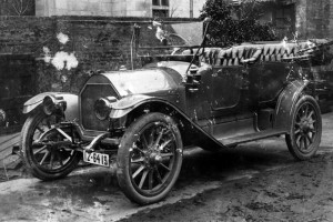 Overland Modell 69 Touring von 1913, Auto der Liebesgabenfahrt im Hof der Gastwirtschaft Bierstall des Gastwirtes Hubert Meyer 1914. (Stadtarchiv Euskirchen)