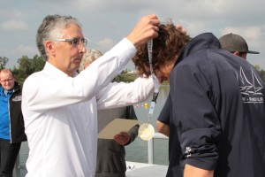 Dutzende von Medaillen wurden von KSK-Vorstandsmitglied Hartmut Cremer an die Sieger der Surf-Bundeliga überreicht. Bild: Michael Thalken/Eifeler Presse Agentur/epa