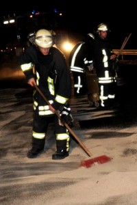 Bei weniger zeitkritischen Einsätzen, wie zum Beispiel beim Beseitigen von Ölspuren, können auch ältere Feuerwehrmitglieder wertvolle Unterstützung leisten.  Bild: Reiner Züll