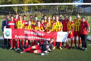 Als Vertreter der Kreissparkasse Euskirchen überreichte Karl-Heinz Daniel (links) den Pokal an die A-Junioren vom TSC Euskirchen. Bild: FVM