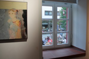 Fenster stehen im Mittelpunkt einer Kunstausstellung, die am Sonntag im KUnstForumEifel in Gemünd steht. Archivbild: Michael Thalken/epa