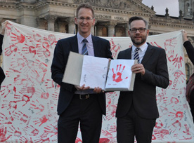 Die beiden Abgeordneten Detlef Seif (vorn von links) und Michael Roth waren von der Zahl der gesammelten Hände beeindruckt. Foto: Büro Seif
