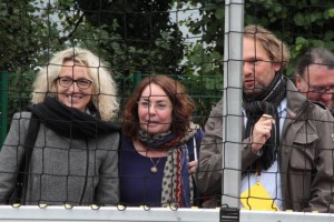 Rita Witt, Andrea Luxenburg-Schlösser und Mathias Metzger (v.l.) beobachteten den Turnierverlauf. Bild: Michael Thalken/Eifeler Presse Agentur/epa