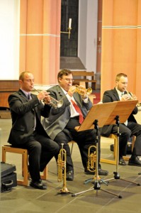 Heiko Wahl, Jürgen Schuster und Daniel Ackermann spielen Trompete für die Notschlafstelle. Bild: Carsten Düppengießer
