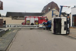 Beim Versuch, den Kranwagen umzusetzen, stürzte dieser um. Bild: Polizei Euskirchen