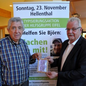In ein Bild eingerahmt hatte VSR-Vorsitzender Dieter Walter (rechts) die beiden 500-Euro-Scheine, die er als Startkapital für die Typisierungsaktion an den Hilfsgruppen-Vorsitzenden Willi Greuel übergab. Bild:  Reiner Züll