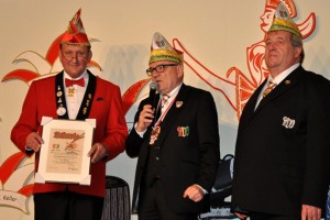RVD-Präsident Heribert Kaptain (Mitte) und sein Vize Norbert Niebes (rechts) überbrachten eine Urkunde vom RVD und vom Bund Deutscher Karneval. Bild: Reiner Züll
