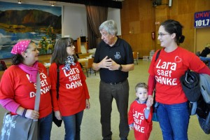 Eine Delegation aus Erftstadt erschien in Hellenthal in roten T-Shirts mit der Aufschrift "Lara sagt Danke". (Foto: Reiner Züll)