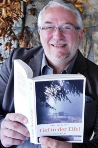Der ehemalige Schleidener Bürgermeister Ralf Hergarten liest aus seinem aktuellen Roman "Tief in der Eifel". Bild: Veranstalter