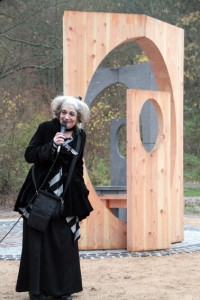 Marianne Pitzen, Gründerin und Leiterin des Frauenmuseums Bonn, übernahm die Einführung in das Kunstwerk. Bild: Michael Thalken/Eifeler Presse Agentur/epa 