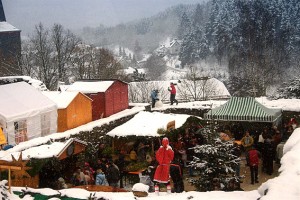 Klein aber fein: Der Weihnachtsmarkt im Burgbering von Reifferscheid. Bild: Eifelverein Reifferscheid