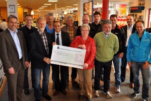 Im vergangenen Jahr wurde der Hilfsgruppe in der Kaller Bauzentrale Schumacher ein Spendenbetrag von 2900 Euro übergeben. Bild: Reiner Züll