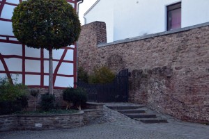 Reste der alten Euskirchener Stadtmauer verlaufen noch heute durch die Kernstadt. Bild: Claudia Hoffman