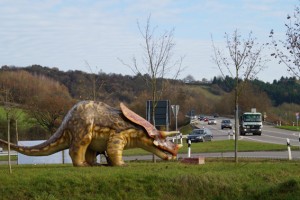 Dieser Dinosaurierer steht am deutsch-luxemburgischen Grenzübergang und wirbt für den neuen Dinosaurier-Park. Bild: Winfried Hoor/VG Südeifel